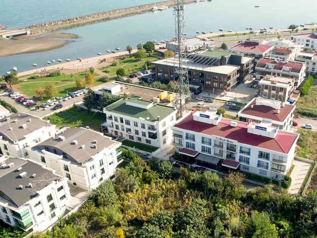 KÖRFEZ MARİNA SAHİLE YÜRÜME MESAFESİ YAZLIK TADINDA SATILIK 1+1