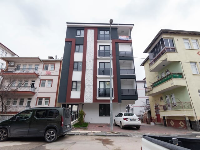 ÇUBUK ŞEHIR MERKEZINDE ,YENI 1+1 KIRALIK DAIRE