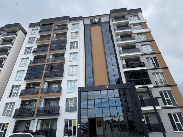 REMAX LAND'DAN TEPE MEVKİİDE SİTE İÇERİSİNDE KİRALIK EŞYALI 1+1