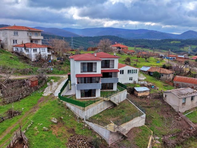 LAPSEKI TAŞTEPE DE MÜSTAKIL GIRIŞLI DENIZ MANZARALI SATILIK 1+1