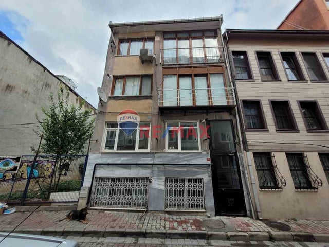 REMAX ASHILL SARIYER MERKEZ  İÇI YENILENMIŞ 2+1 KİRALIK DAİRE