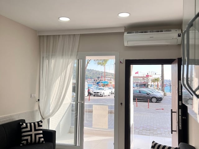 ÇEŞME MERKEZDE DENİZ MANZARALI EŞYALI KİRALIK 1+1 DAİRE