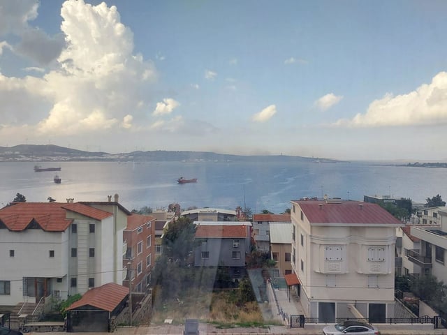 ALIAĞA YALI MAHALLESI KIRALIK PANORAMIK DENIZ MANZARALI KOMPLE EŞYALU 3+1 DAIRE