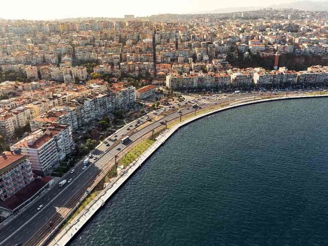 KONAK KARATAŞ SAHİLDE ÖZEL YAPIM  ÇİFT CEPHE SATILIKDAİRE..