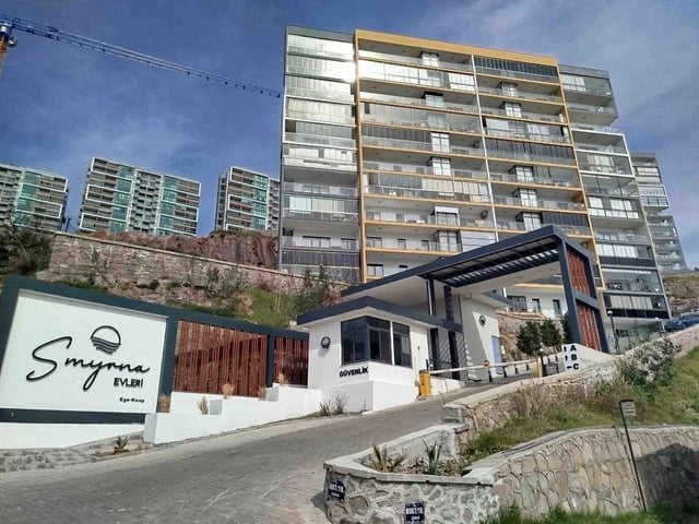ÇIĞLI SMYRNA SİTESİ HAVUZLU GÜVENLIKLİ VE KONFORLU GENIŞ 3+1 DAIRE