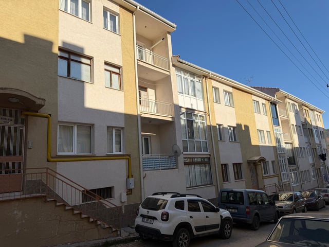 ORHANGAZİ DE MERKEZİ KONUM GENİŞ BALKONLU 3+1 SATILIK DAİRE