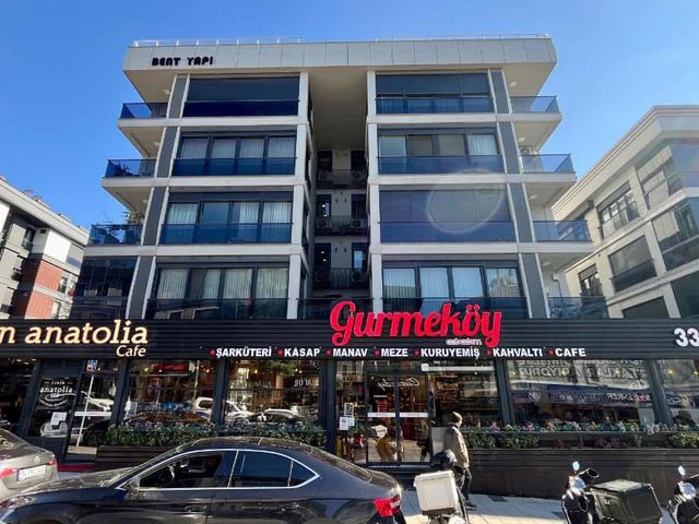 ACIBADEM CADDESİ ÜZERİNDE KÖŞE BİNADA GENİŞ KİRALIK 3+1 DAİRE