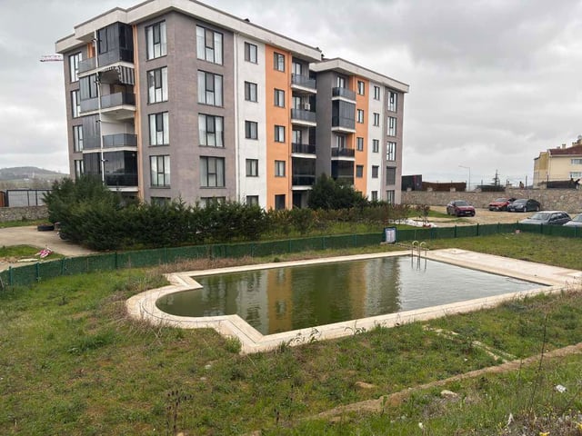 REMAX MAVİ CANSU SOY'DAN HAVUZLU SİTE İÇERİSİNDE SATILIK ARA KAT 2+1 DAİRE