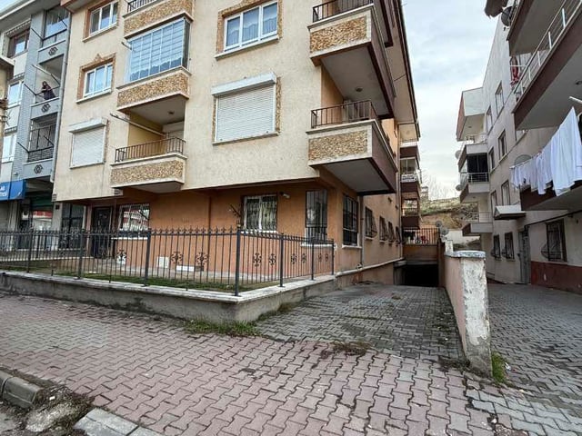 MERKEZİ KONUMLU KULLANIŞLI GENİŞ 3+1 DAİRE