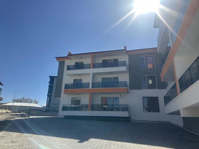 İNCEK'TE AVM YANI.CADDE ÜSTÜ.ARA KAT.YATIRIMLIK1+1 SATILIK DAİRE