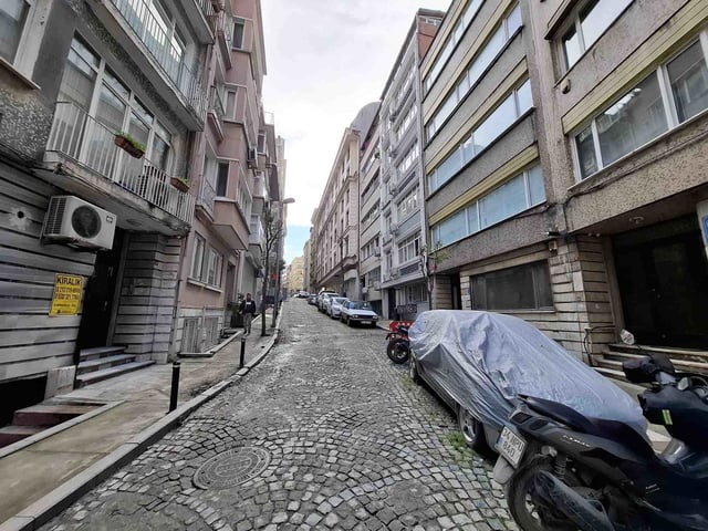 ŞİŞLİ CEVAHİR AVM VE METROYA YAKIN EŞYALI KİRALIK 2+1 ARA KAT DAİRE