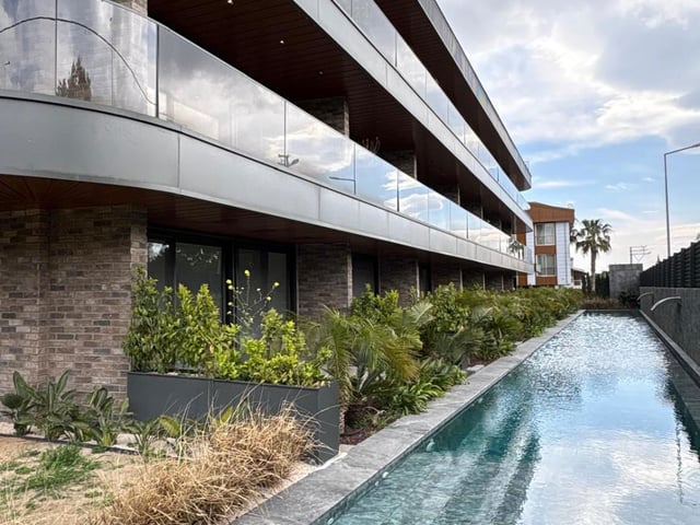 ÇEŞME ILICA’DA LÜX MODERN MİMARİLİ, TAM DONANIMLI  YÜZME HAVUZLU 2+1 REZİDANS