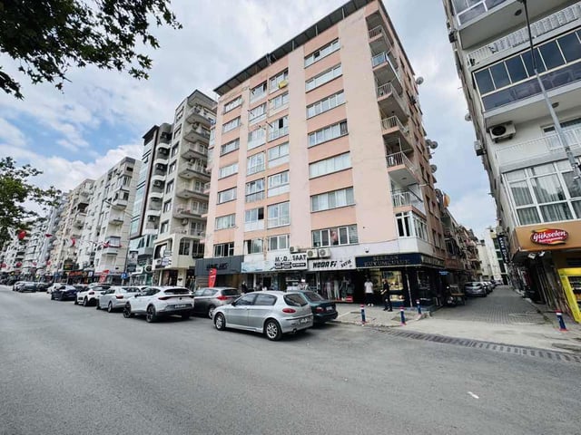 BORNOVA MERKEZDE CADDE ÜSTÜ YEŞİL ALAN MANZARALI SATILIK 2+1