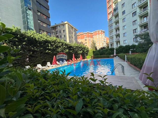 ATAŞEHIR METRO YANI   HAVUZ MANZARALI NEZİH  AILE SITESI