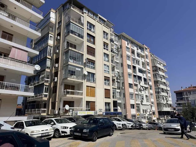 HATAY’DA CADDE ÜZERİ DOĞALGAZLI BALKONLU ARAKAT SATILIK 2+1