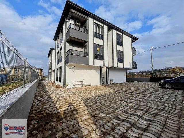 REMAX ŞEHİR'DEN KADIKÖY'DE AÇIK OTOPARKLI SATILIK 1+1 DAİRE