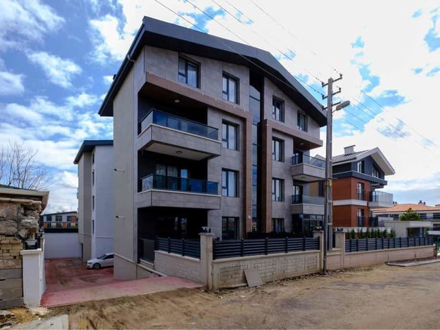 GÖLBAŞI TAŞPINARDA CADDE CEPHELİ ARA KAT SATILIK 2+1