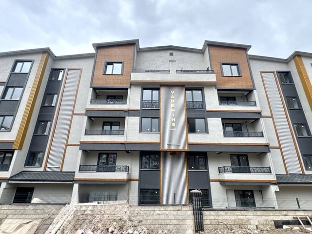 YAZLIKDA GENIŞ BAHÇELI OTURUMA HAZIR SITE İÇI 3+1 BAHÇE DUBLEKS