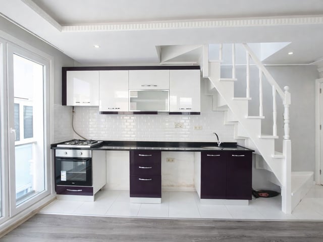 GÜZELYURT MERKEZ METROBÜSE YÜRÜME 2+2 SATILIK DUBLEX DAİRE