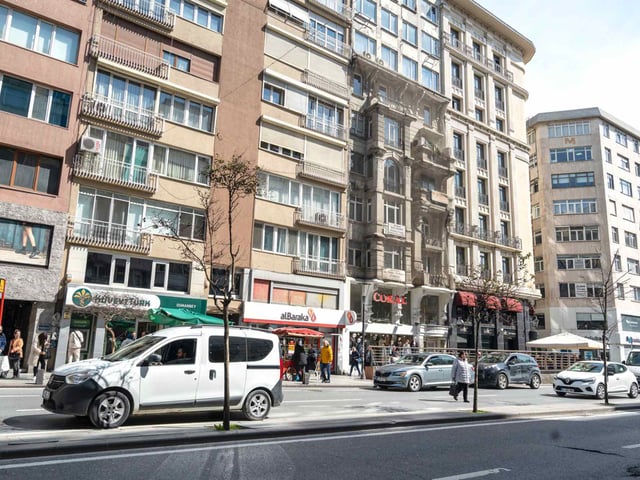 ASLAN BARUH'TAN HALASKARGAZİ CADDESİ METRO YANI GENİŞ DAİRE