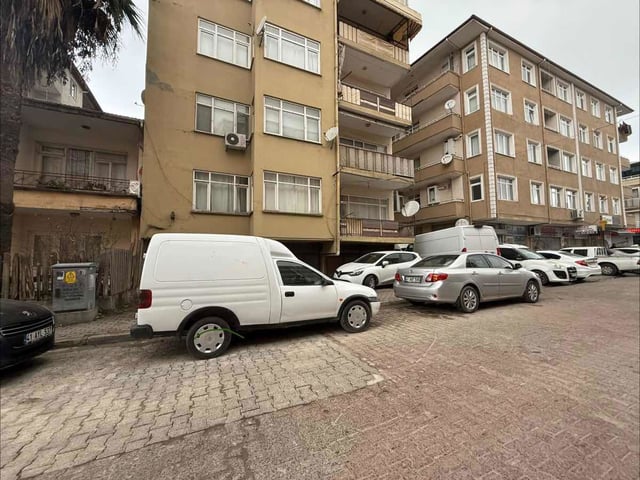KADIKÖY BULVAR MEVKİİNDE SATILIK 2+1 ARAKAT DAİRE