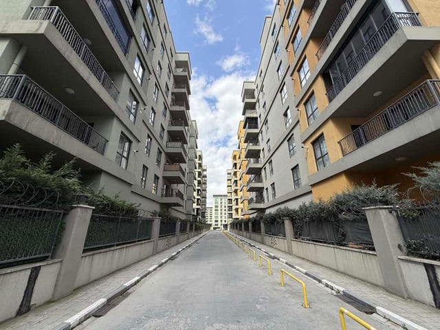 RE/MAX GELİŞİM 2’DEN MEYDAN ARDIÇLI SİTESİNDE MEYDAN CEPHE BOŞ 1+1 DAİRE ( HOME OFİS UYGUN )