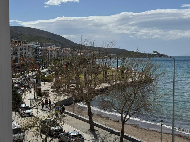 EŞSIZ KONUM! DIKILI MERKEZDE ANA CADDEDE PLAJA SIFIR 3+1 DAIRE