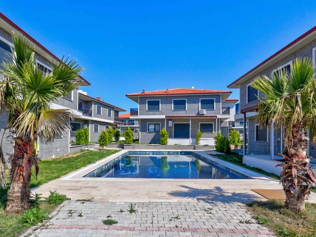 DİKİLİ ÇANDARLI’DA HAVUZLU SİTE İÇERİSİNDE SATILIK 1+1 EŞYALI DAİRE
