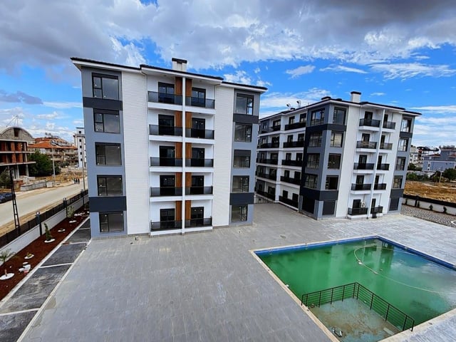 REMAX MONARDAN HAVUZLU AÇIK KAPALI OTOPARKLI TRİADA SİTESİNDE  1+1 DAİRELER