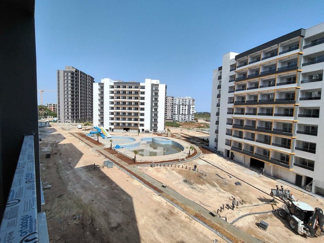 REMAX TOROS'TAN TÖMÜK'TE MÜKEMMEL KONUMDA DENİZE YAKIN SIFIR GENİŞ 2+1