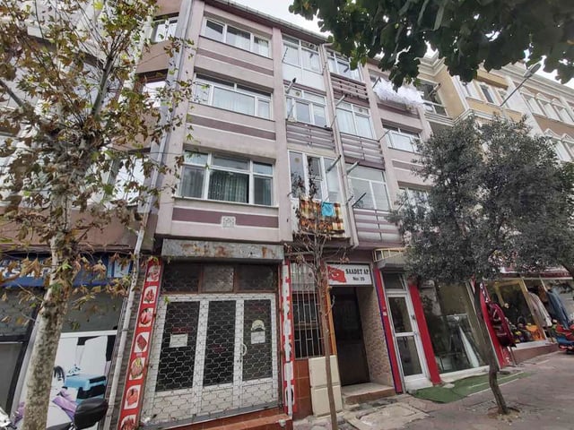 RAMİ YENİ MAHALLE’DE GİRİŞ ALTI 1+1 KAPALI MUTFAK MASRAFSIZ MERKEZİ KONUM”