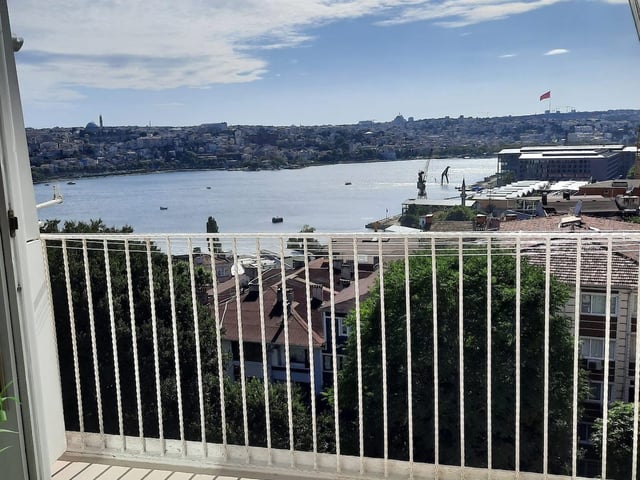 BEYOĞLU KASIMPAŞA’DA KİRALIK FULL EŞYALI DENİZ MANZARALI 2+1 DAİRE