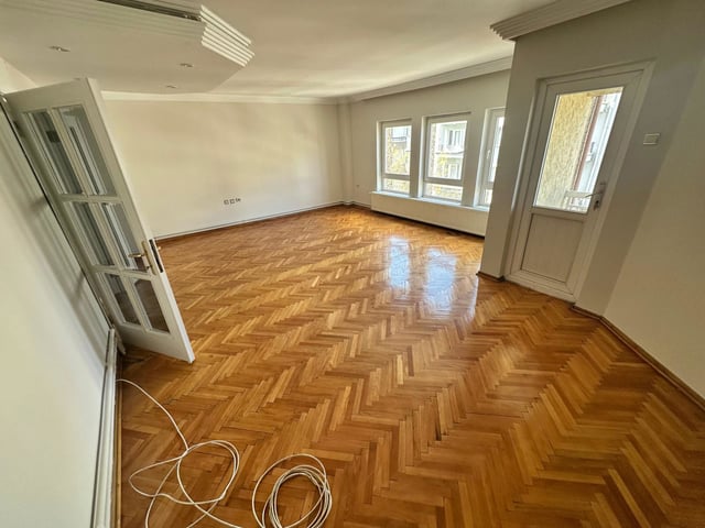 TUNALI HİLMİ CADDESİ ÜZERİNDE ARAKAT ASANSÖRLÜ OTOPARKLI 3+1