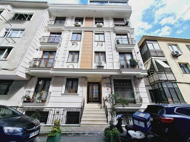 ŞİŞLI FULYA AYŞECIK SOKAKTA 8 SENELIK BINADA METROYA YAKIN SATILIK 2+1 DAIRE
