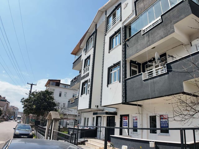 REMAX - DERİNCE ÇENESUYUNDA KİRALIK 2+1 BAHÇELİ DAİRE