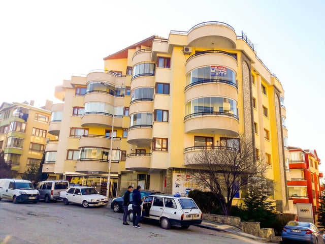 YUKARI ÖVEÇLER 1256.CADDEDE KÖŞE BINADA 3+1 BAKIMLI DAIRE…