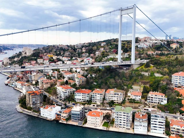 RUMELI HISARINDA ASANSÖRLÜ KAPALI GARAJLI YOL YALI DAIRESI