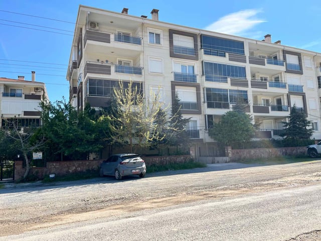 AYVALIK BADAVUT YOLUNDA DENİZE YAKIN ASANSÖRLÜ SATILIK 2+1 DAİRE