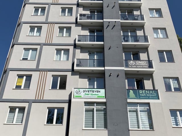 REMAX ARTIS'DEN ŞEHIR MERKEZINDE EŞYALI SATILIK 1+1 DAIRE