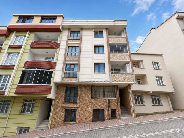 KIRAÇ HÜRRİYET MAHALLESİNDE ANA CADDEYE 4. BİNA BAHÇELİ BAHÇE KAT DAİRE