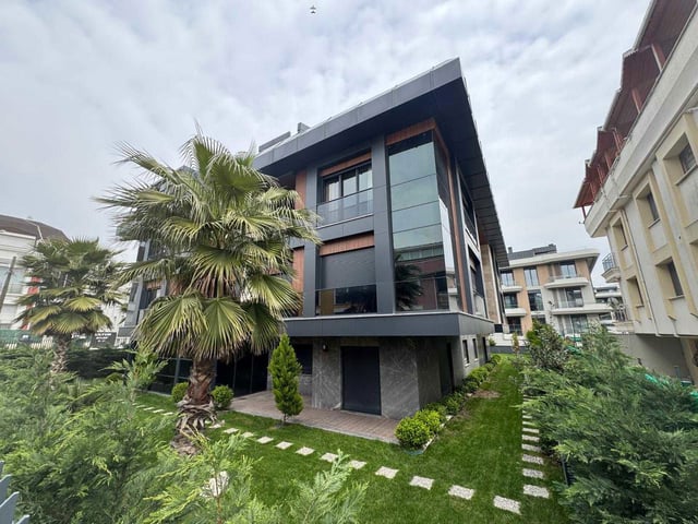 FLORYA MERKEZDE ÇİFT GİRİŞLİ BAHÇE KULLANIMLI 180 M2 NET DUBLEX