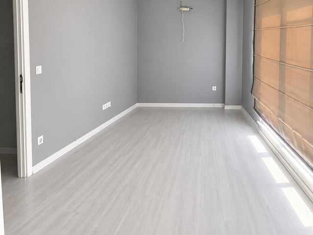 TEK YETKİLİ BEYOĞLU EVLERİ'NDE 2+1 EBEVEYN BANYOLU BALKONLU ŞIK DAİRE