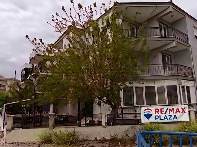 YENI FOÇA AZIZ SOKAK’TA SATILIK 2+1 DAIRE