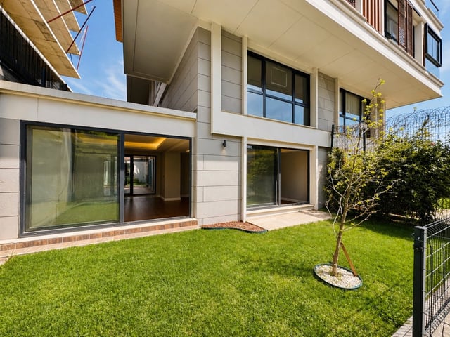 ÜSKÜDAR GÜZELTEPE'DE SATILIK 6+2 BAHÇE DUBLEKS DAİRE