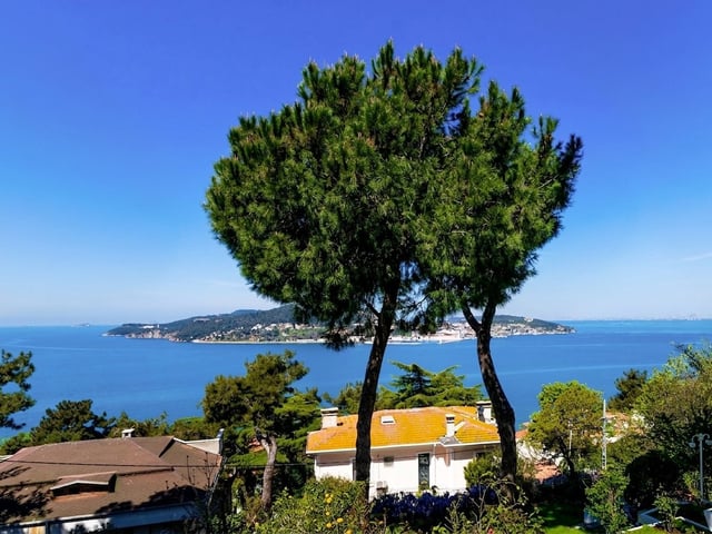 BÜYÜKADA’DA ADALAR MANZARALI EMSALSİZ MODERN LÜKS DUBLEKS