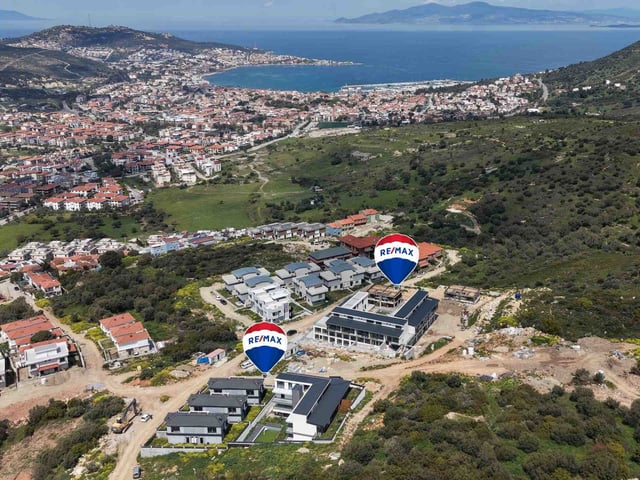 YENI FOÇA'DA HAVUZLU SITEDE SATILIK 2+1 DUBLEKS BAHÇELI DAIRE