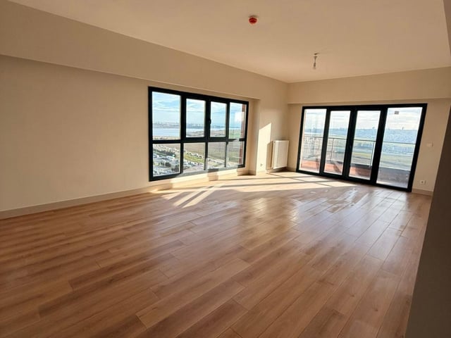 REMAX GALA MODERNYAKA'DA GÖL MANZARALI 4+1 SATILIK DAİRE
