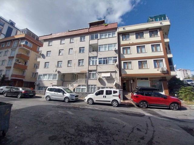 ÜMRANİYE HAT BOYU CAD. KÖŞE BİNA GENİŞ BALKONLU 2+1