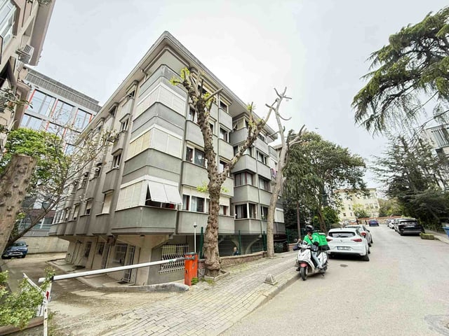 ALTUNİZADE MERKEZDE BAKIMLI GENİŞ KALABALIK AİLELER İÇİN İDEAL 6+1 DAİRE