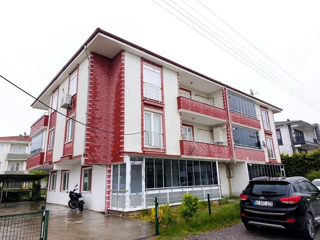 RE/MAX MAVİ'DEN KARASU MERKEZDE GENİŞ ARA KAT ÖNÜ AÇIK 3+1 DAİRE